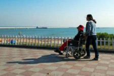 大丰八旬老人推轮椅带老伴游中国(为了方便推轮椅带老伴出门)