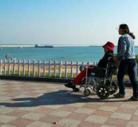 大丰八旬老人推轮椅带老伴游中国(为了方便推轮椅带老伴出门)